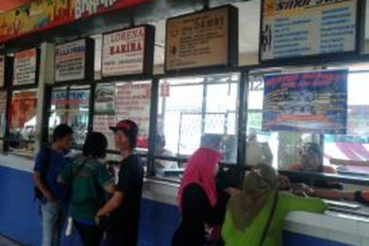 Suasana di loket tiket di Terminal bus antar kota di Kampung Rambutan, Jakarta Timur, Minggu (28/7/2013). Kepadatan penumpang diprediksi akan dimulai pada 1 Agustus 2013 mendatang