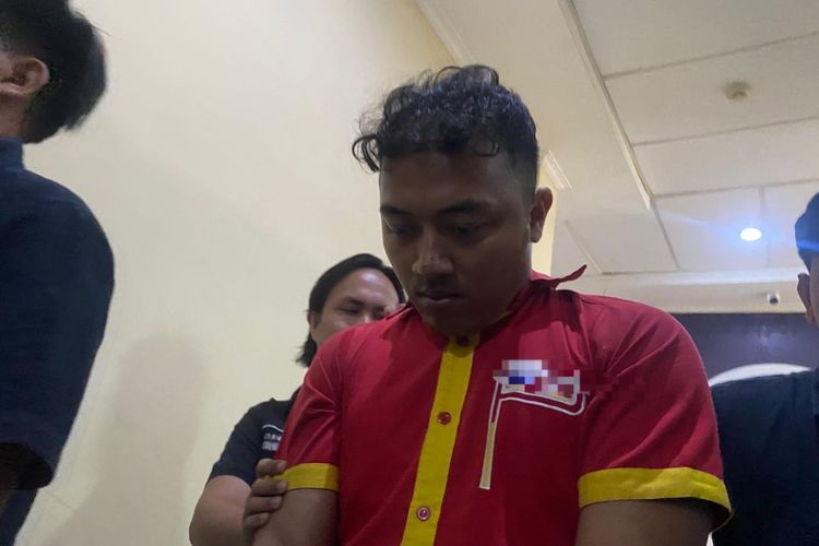 Heryanto (27), tersangka pembunuhan dan pemerkosaan DO (21), pegawai minimarket, saat digiring di Mapolres Karawang, Kamis (9/10/2025).