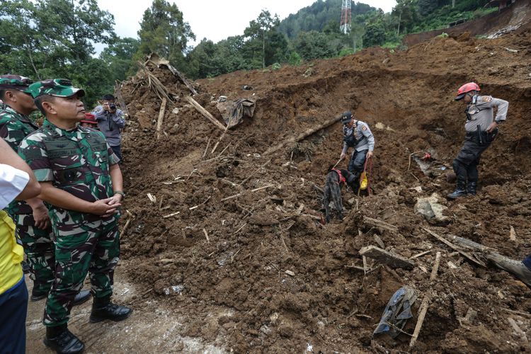 Kepala Staf Angkatan Darat, Jenderal Dudung Abdurachman meninjau lokasi longsor akibat gempa di Kampung Pos, Desa Cijedil, Kecamatan Cugenang, Kabupaten Cianjur, Jawa Barat, Selasa (22/11/2022). Sedikitnya 162 orang meninggal dunia, 326 warga luka-luka, dan 13.784 orang mengungsi akibat gempa bermagnitudo 5,6 di Cianjur.