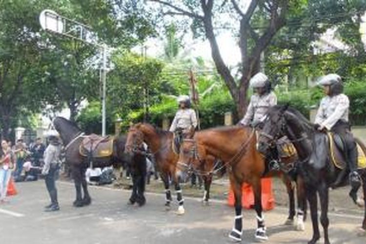 Pasukan berkuda berjaga di depan Gedung Komisi Pemilihan Umum (KPU), Jl Imam Bonjol, Jakarta, Selasa (22/7/2014).