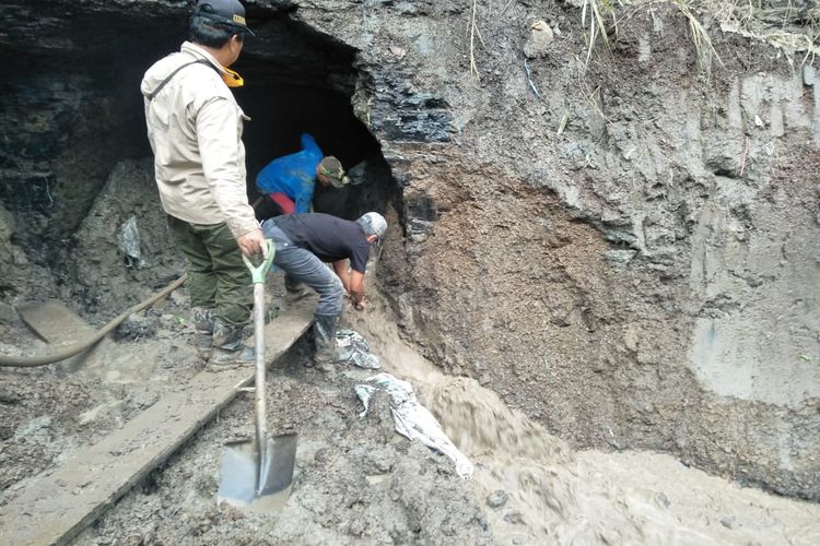 Proses pencarian terhadap sisa korban yang terjebak di lubang galian tambang di Kecamatan Mantewe, Tanah Bumbu, Kalsel, Jumat (28/1/2021) tidak membuahkan hasil. Pencarian dilanjutkan Sabtu (30/1/2021). 