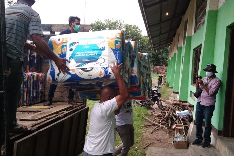 Yayasan Dana Kemanusiaan Kompas menyalurkan bantuan kemanusiaan kepada pengungsi Gunung Ile Lewotolok, Lembata, Nusa Tenggara Timur (NTT).