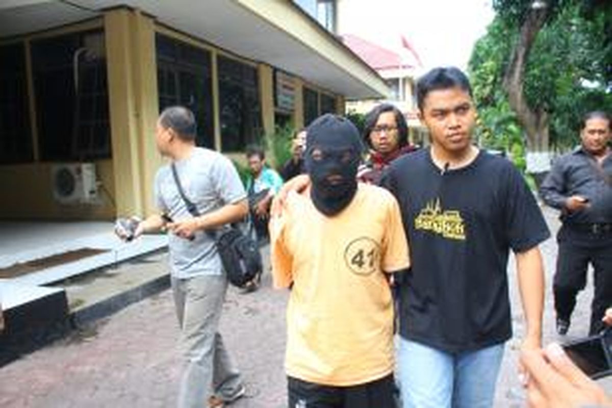 Sang kolor ijo digelandang ke Mapolresta Probolinggo setelah 10 tahun memeperkosa 31 wanita.