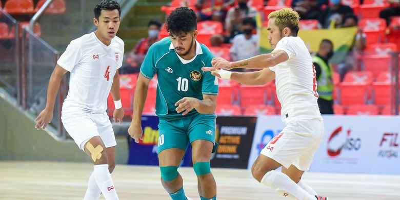 Aksi pemain timnas Indonesia, Evan Soumilena, dalam pertandingan semifinal Piala AFF Futsal 2022 melawan Myanmar  di Hua Mark Indoor Stadium, Bangkok, Thailand, Jumat (8/4/2022) sore WIB.
