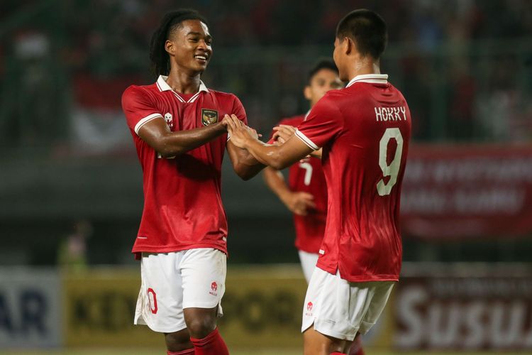 Pemain timnas U19 Indonesia melakukan selebrasi usai membobol gawang Brunei pada laga lanjutan Grup A Piala AFF U19 2022 yang digelar di Stadion Patriot Candrabhaga, Bekasi, Senin (4/7/2022). Indonesia unggul 7-0 atas Brunei