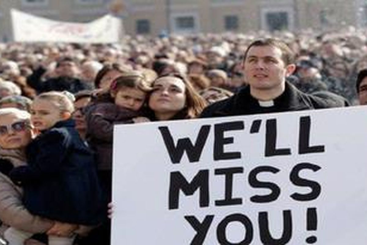 Puluhan ribu orang berkumpul di Lapangan Santo Petrus di Vatikan, Minggu (17/2), untuk mengikuti berkat mingguan Paus Benediktus. 