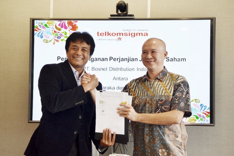 Penandatanganan Perjanjian Jual Beli Saham oleh Direktur Utama Telkomsigma Judi Achmadi dengan PT Bosnet Distribution Indonesia di Jakarta, Kamis (14/12/2017).