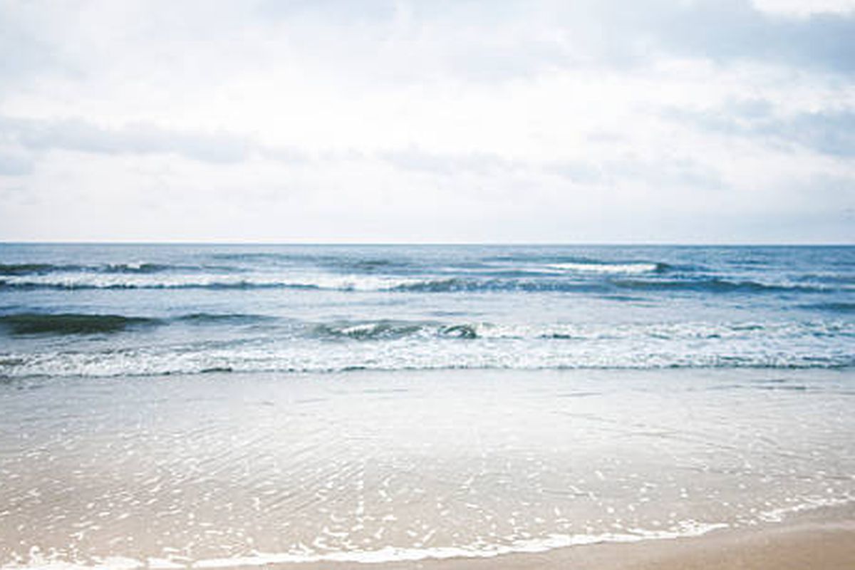 Ilustrasi penyebab pasang surut air laut.