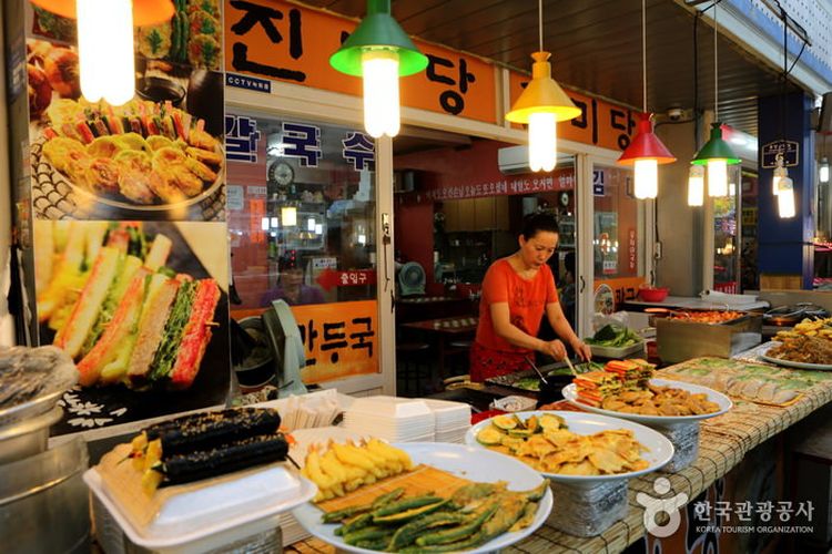 Ilustrasi kedai street food di Korea. 
