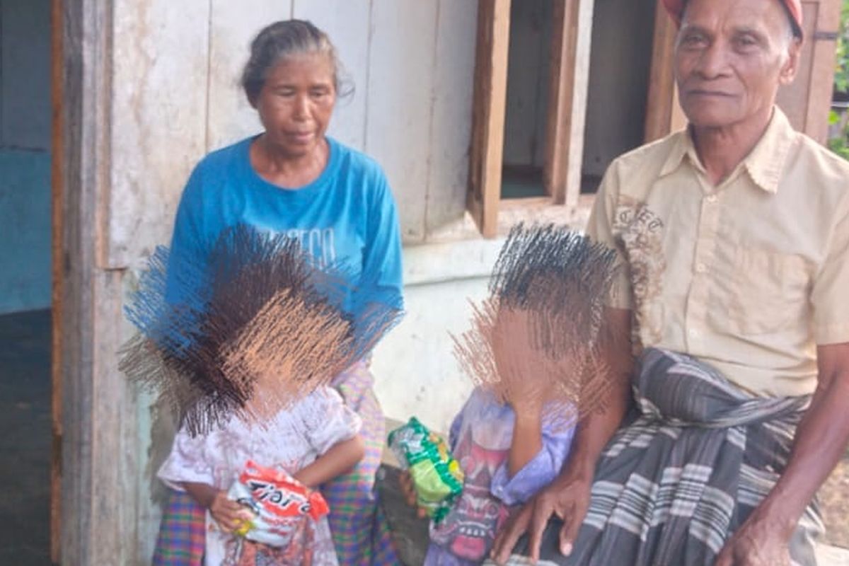 Dari kiri ke kanan: Bibiana Landang (50), Alifa dan Mutia, dua balita perempuan kakak beradik telantar di Kampung Ngembu, Desa Komba, Kecamatan Kota Komba, Kabupaten Manggarai Timur, NTT, dan Petrus Pongi (72), kakek, Jumat (4/5/2025).