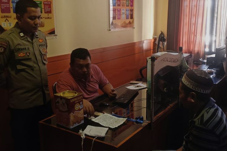 Moch Shodiq  (57) warga  Dusun Beteng, Desa Sidomekar, Kecamatan Semboro Kabupaten Jember mengaku sebagai dukun pengganda uang 