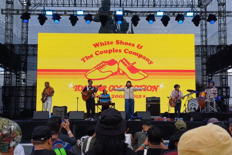 Grup band White Shoes & The Couples Company tampil di acara Joyland Festival Bali.