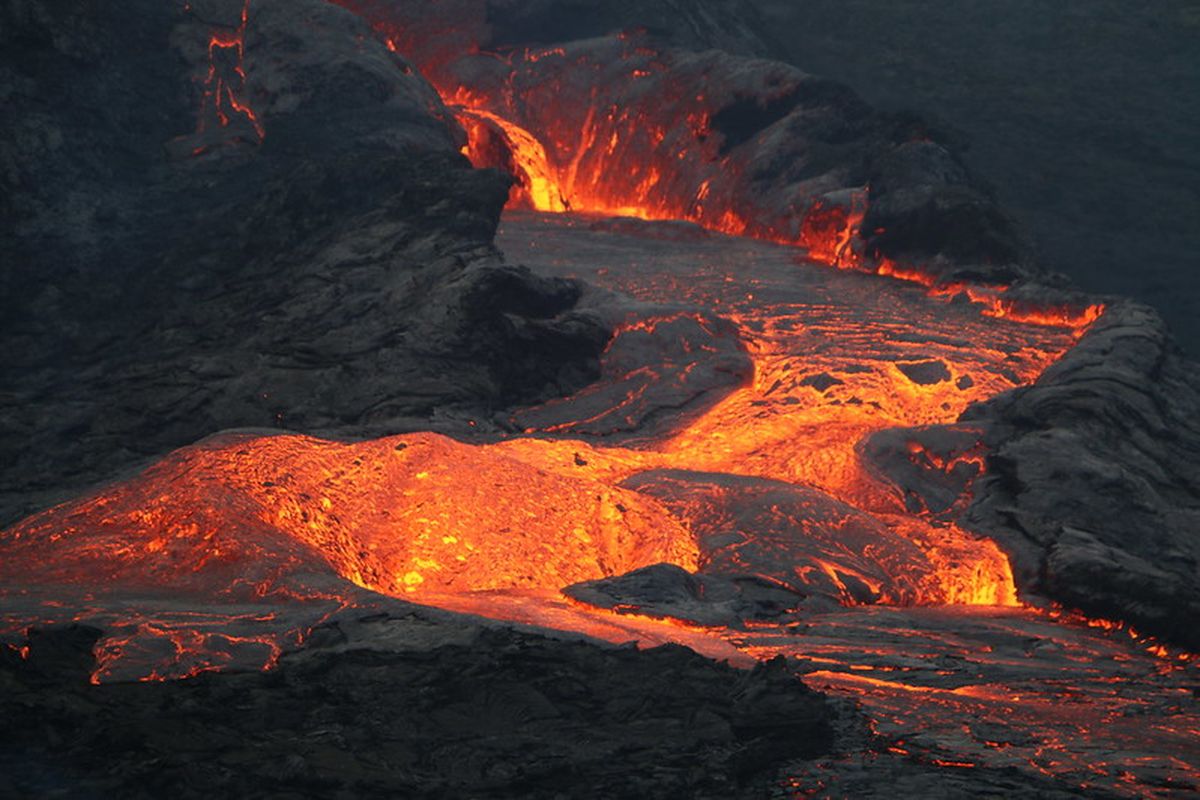 Lahar yang mengalir dari gunung berapi