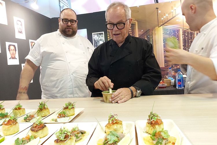 Chef Wolfgang Puck menyiapkan Veal Tongue Taco and Crab Cake  di acara Epicurean Market  2019 di Marina Bay Sands Singapura (14/12).