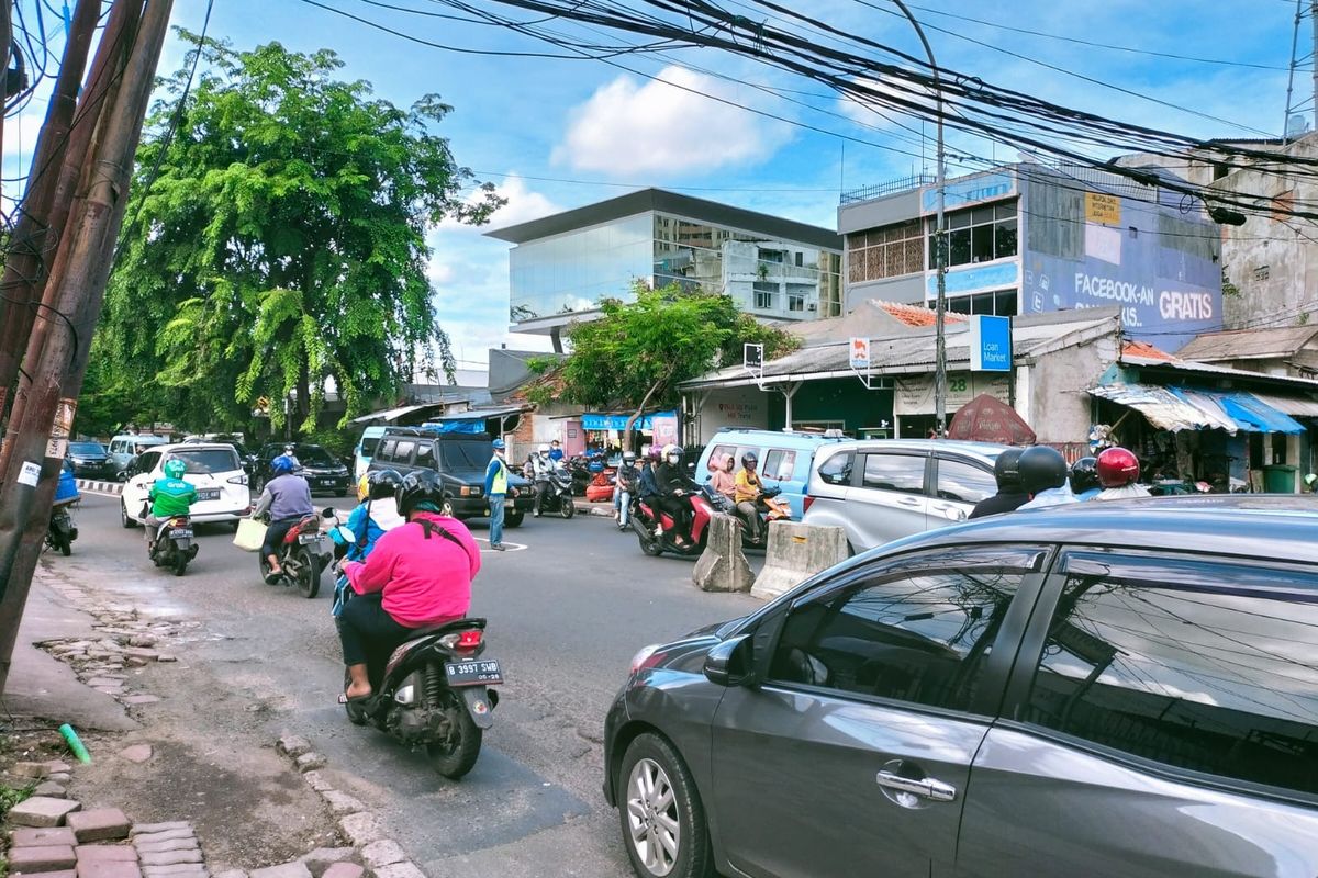 Akses putar arah di Jalan Palmerah Utara, Jakarta Barat, semakin terbuka untuk kendaraan roda empat. 
