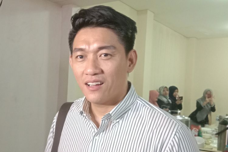 Ifan Seventeen dalam wawancara seusai menggelar pengajian untuk mendiang istrinya, Dylan Sahara, dan personel Seventeen lainnya di Kompleks DPR Rawajati, Kalibata, Jakarta Selatan, Jumat (11/1/2019) malam,  yang meninggal akibat musibah tsunami Selat Sunda