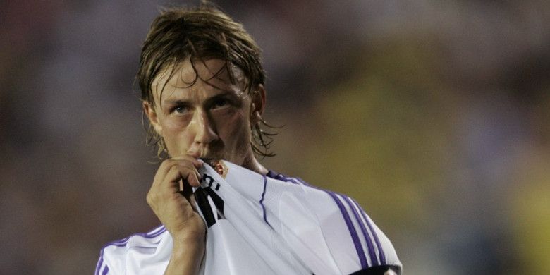 Gelandang Real Madrid, Guti Hernandez, merayakan gol yang dia cetak ke gawang Villarreal dalam laga Liga Spanyol di Stadion El Madrigal, Villarreal, pada 2 September 2007.