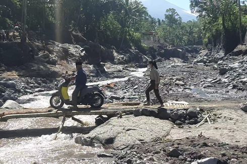 Cerita Warga, Takut Lintasi Jembatan Darurat dari Batang Pohon Pasca-banjir Lahar Semeru