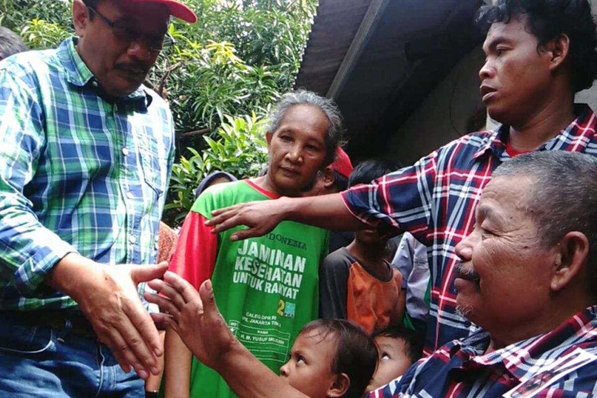 Calon wakil gubernur DKI Jakarta Djarot Saiful Hidayat berkampanye di wilayah RW 08, Pulogebang, Cakung, Jakarta Timur. Saat kampanye, Djarot bertemu Namin (63), seorang pria paruh baya yang lumpuh akibat stroke. Selasa (4/4/2017)