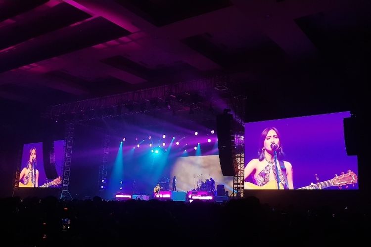 Penyanyi asal Indonesia NIKI menggelar konser solo perdananya di Indonesia. Konser tersebut berlangsung di Hall D2 Gambir Expo Kemayoran, Jakarta Pusat, Selasa (26/9/2023).
