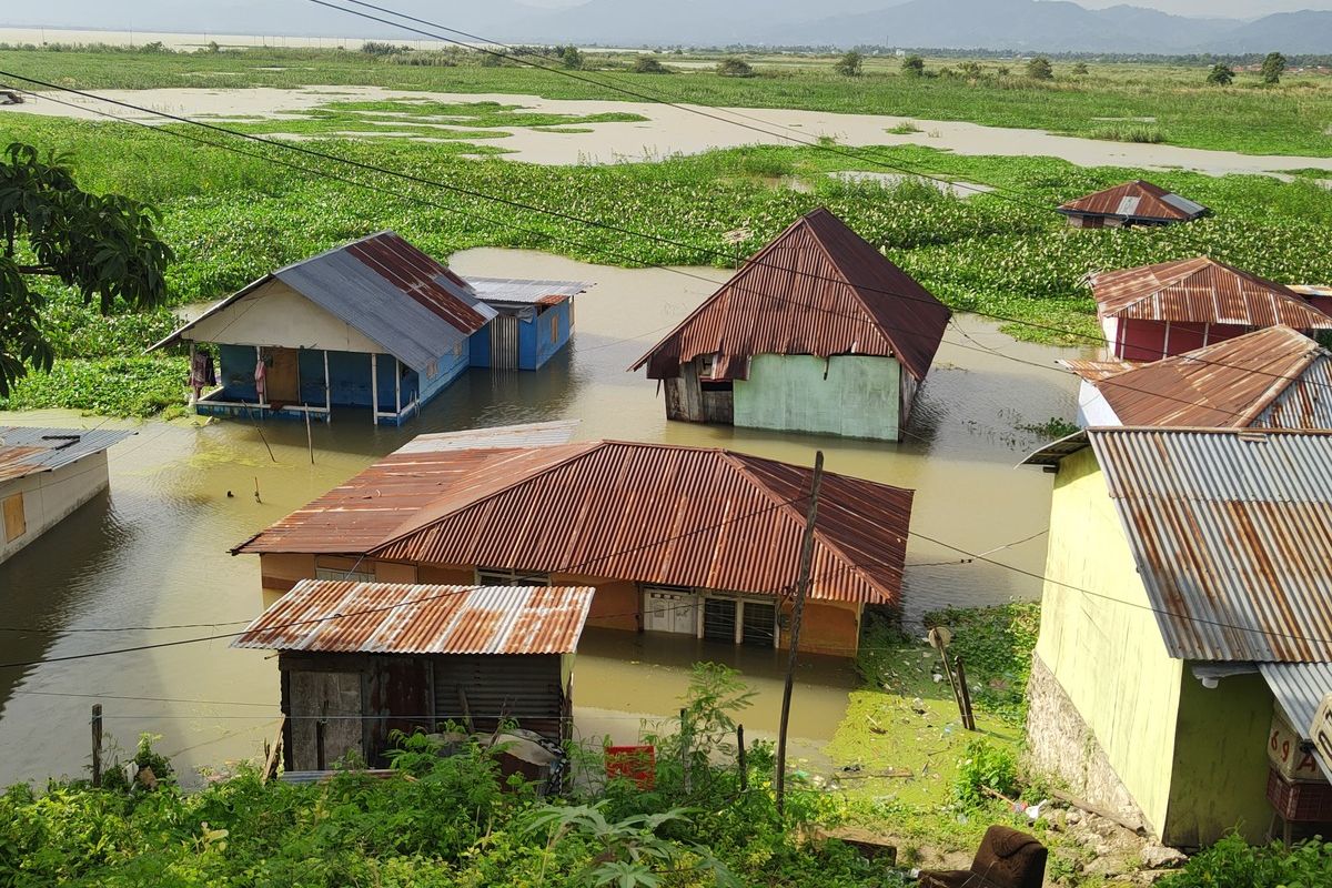 Sejumlah rumah ditinggalkan penghuninya saat air Danau Limboto meluap menggenanginya. Para pengungsi ini mengkhawatirkan aksi pencuriann yang dilakukan oleh sejumlah oknum.