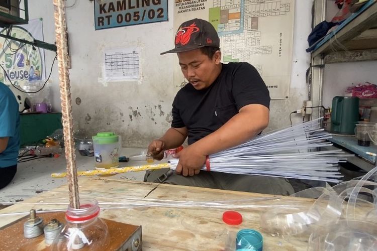 Di Balik Tumpukan Botol Bekas, Warga Pesanggrahan Jaksel Bikin Sapu yang Dikirim hingga Makassar