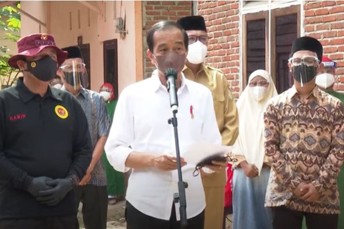 Presiden Jokowi saat meninjau program vaksinasi di Aceh, Kamis (16/9/2021).