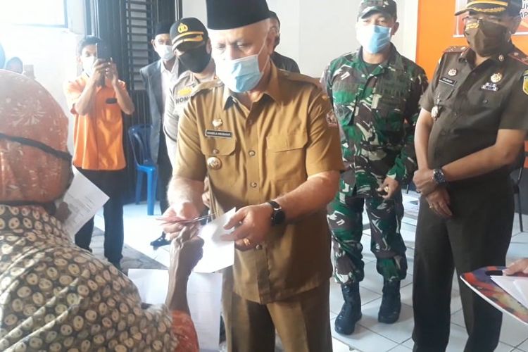 Bupati Aceh Tengah, Shabela Abubakar, saat menyerahkan secara simbolis Bantuan Sosial Tunai (BST) dari Kemensos RI kepada Keluarga Penerima Manfaat (KPM) di Kantor Pos Takengon, Aceh Tengah, Aceh.
