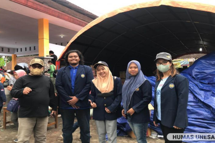 Mahasiswa Universitas Negeri Surabaya (Unesa) menjadi relawan di tempat pengungsian erupsi Gunung Semeru.