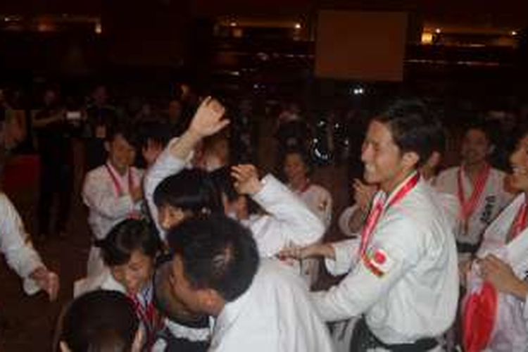 Para karateka Jepang merayakan keberhasilan mereka pada Kejuaraan Dunia Karate SKIF XII 2016.