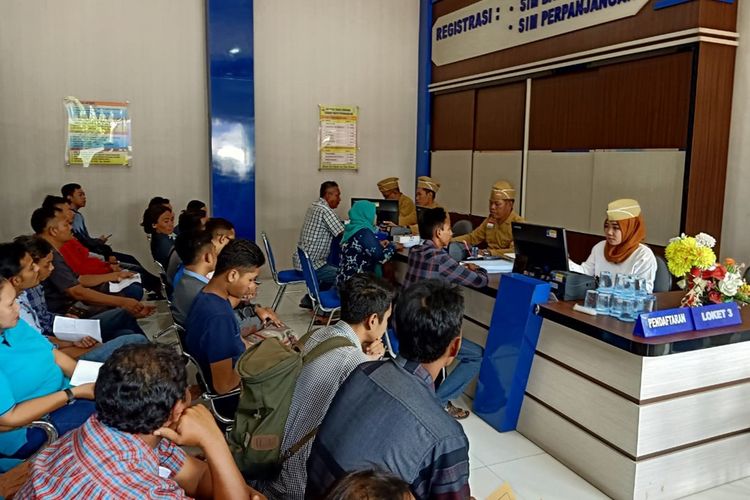 Suasana pelayanan pembuatan dan perpanjangan SIM di kantor Satlantas Polres Lamongan, Senin (11/11/2019).
