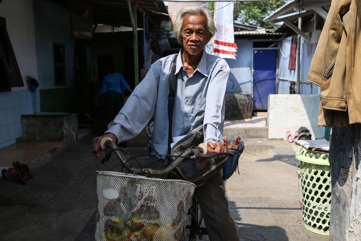 Wahab, eks penderita penyakit kusta berjualan makanan dan buah-buahan di Kampung Sitanala, Kelurahan Karangsari, Kecamatan Neglasari, Kota Tangerang, Banten, Selasa (20/8/2019). Di kampung yang berada di belakang RS dr Sitanala ini dihuni sekitar 1.000 eks penderita kusta dan keluarganya.