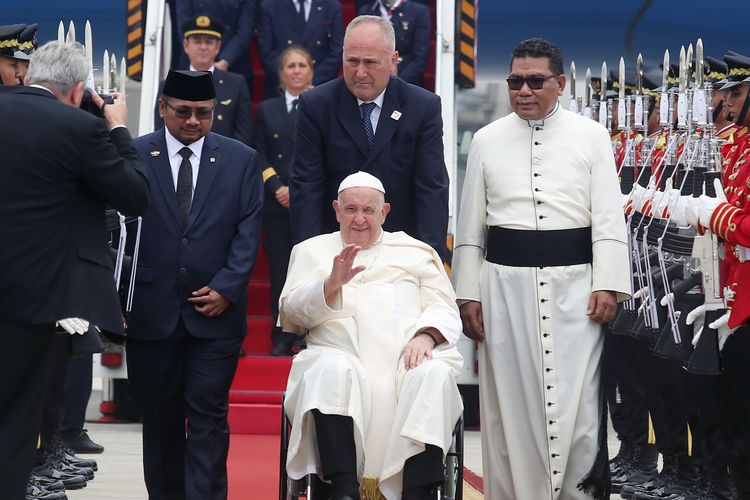 Paus Fransiskus (tengah) didampingi Menteri Agama Yaqut Cholil Qoumas (kedua kiri) dan Romo Markus Solo Kewuta (kanan) turun dari pesawat setibanya dari Vatikan di Bandara Internasional Soekarno Hatta, Tangerang, Banten, Selasa (3/9/2024).  Pemimpin Takhta Suci Vatikan tersebut dijadwalkan melakukan kunjungan pada 4-5 September 2024 ke sejumlah tempat di Jakarta, seperti Istana Negara, Gereja Katedral, Masjid Istiqlal, dan Stadion Utama Gelora Bung Karno (SUGBK).