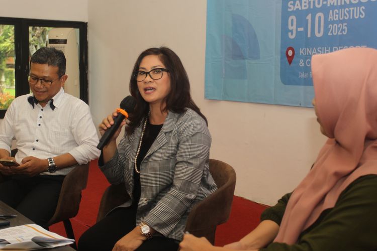 Environment Marine Manager Harita Nickel, Windy Prayogo (kiri), dan Government & Media Relations Manager PT Dairi Prima Mineral, Baiq Idayani (kanan), saat menjadi pembicara dalam Energy & Mining Editor Society (E2S) Retret 2025 bertema Collaboration to Advance The ESDM Sector di Kinasih Resort and Conference, Bogor, Sabtu (9/8/2025).