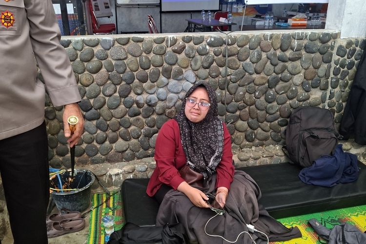 Tangis Istri Jurnalis Antara Pecah di Posko SAR Anak Krakatau: Saya Yakin Suami Selamat