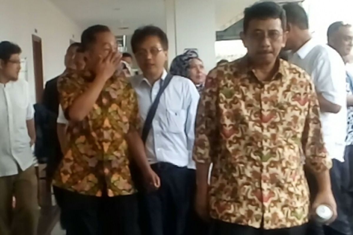 Mantan Walikota Jakbar, Fatahillah dan Sekretaris Kota Jakbar, Asrim Marzuki menghadiri sidang kedua kasus dugaan korupsi refungsionalisasi kali di Jakbar, Rabu (9/8/2017).