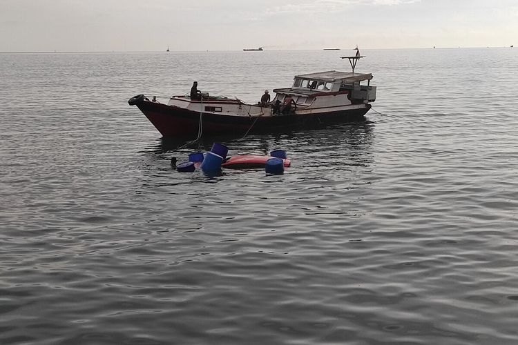 Nelayan di Balikpapan evakuasi mobil nyemplung di laut menggunakan enam drum plastik