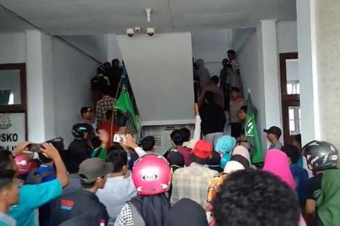 Demo Hari Antikorupsi Ricuh, Mahasiswa  Bentrok dengan Polisi dan Pegawai Kejaksaan