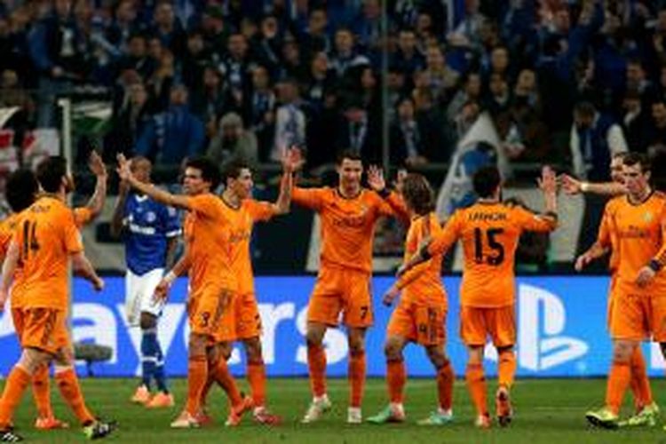 Para pemain Real Madrid merayakan gol keempat ke gawang Schalke yang dicetak Karim Benzema pada leg pertama 16 besar Liga Champions Stadion Gelsenkirchen, Rabu atau Kamis (27/2/2014) dini hari WIB. 
