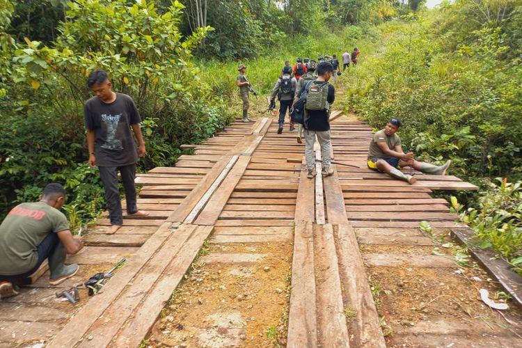 Perbaikan jembatan di Kampung Ayata Maybrat yang dilakukan Satgas Petik Bintang Papua Barat