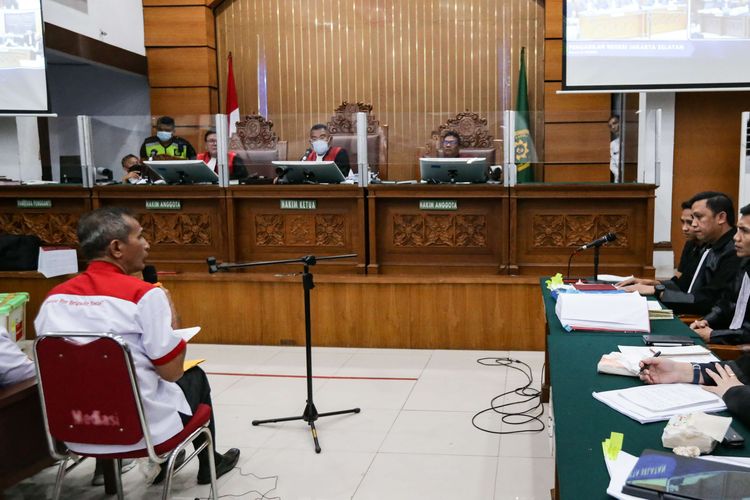 Saksi Samuel Hutabarat (ayah Brigadir J) saat mengikuti persidangan dengan terdakwa Richard Eliezer Pudihang Lumiu di Pengadilan Negeri, Jakarta Selatan, Selasa (25/10/2022). Sebanyak 12 orang termasuk pihak keluarga Nofriansyah Yosua Hutabarat atau Brigadir J dihadirkan jaksa penuntut umum (JPU) sebagai saksi.