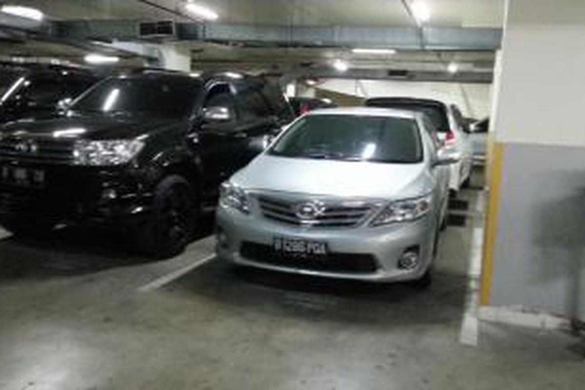 Mobil Toyata Corolla Altis yang digunakan oleh anggota DPRD DKI Jakarta asal Fraksi Demokrat, Taufiqqurahman saat terparkir di Gedung DPRD DKI, Rabu (15/4/2015). Padahal mobil ini seharusnya sudah tidak boleh digunakan, dan harus dikembalikan ke Pemprov DKI karena merupakan mobil dinas untuk periode 2009-2014.