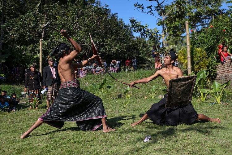 Para pepadu saat pertunjukan peresean di Desa Wisata Bonjeruk, Lombok Tengah, NTB, Jumat (2/8/2019). Berbagai atraksi budaya serta agrowisata menjadi daya tarik tempat ini.