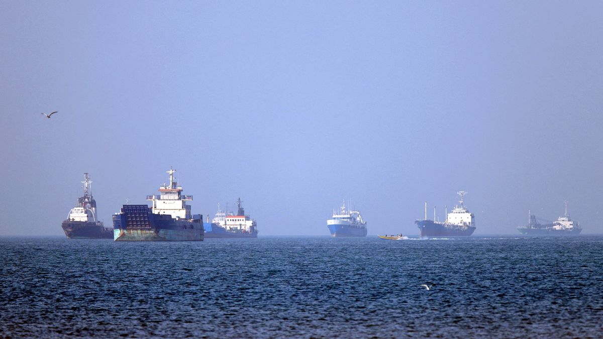 Strait of Hormuz Sees Sharp Drop in Tanker Traffic as Saudi Arabia Diverts Oil Export Routes