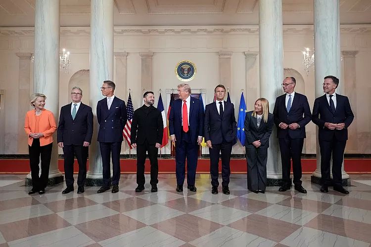 Presiden AS Donald Trump, Presiden Ukraina Volodymyr Zelensky, dan sekutu Eropa berfoto bersama di Gedung Putih, Washington, AS, Senin (18/8/2025).
