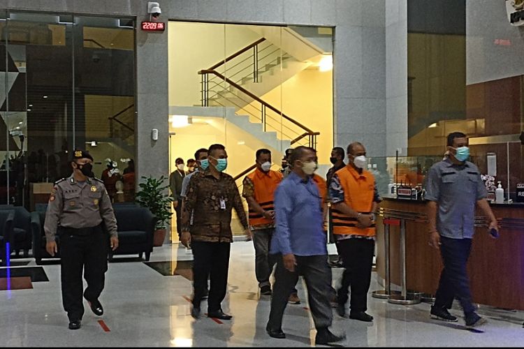 Bupati Pemalang Mukti Agung Wibowo dan lima orang lainnya mengenakan rompi oranye KPK, Jumat (12/8/2022).