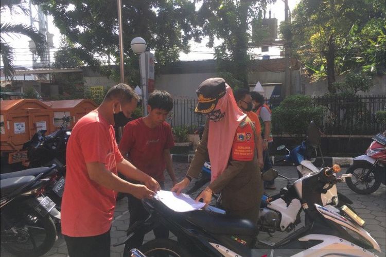 Petugas Kelurahan Munjul, Kecamatan Cipayung, Jakarta Timur, menangkap tangan pelaku pembuang limbah dari rumah jagal anjing yang membuang kepala serta jeroan di Jalan Raya Munjul, Jumat (23/10/2020).