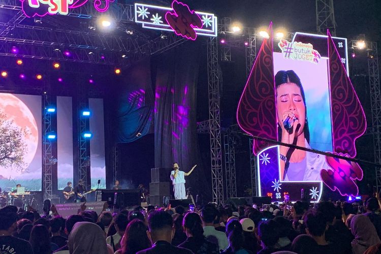 Penyanyi Nabila Maharani tampil di gelaran musik Java Pop Festival 2023 hari kedua pada Minggu (9/7/2023), di Stadion Madya Gelora Bung Karno (GBK), Jakarta Selatan.