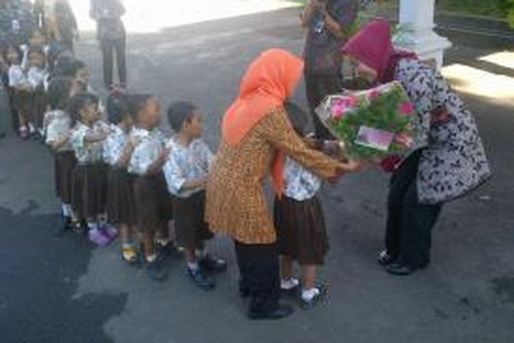 Puluhan siswa taman kanak-kanak mendatangi Bupati Brebes, Jawa Tengah, Idza Priyanti, dan memberikan ucapan selamat ulang tahun saat apel pagi di halaman Sekretariat Daerah, Kamis (9/1/2014).