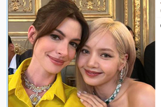 Anne Hathaway Unggah Foto Bareng Lisa BLACKPINK di Paris